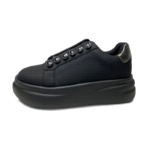 SCARPA TOTAL BLACK CON BORCHIE SU LACCI